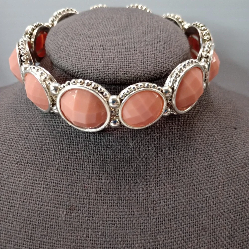 Napier Coral Pink Faceted Oval Bead Stretch Bracelet Silver Tone Beaded VTG Styl